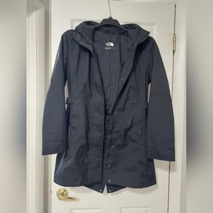 The North Face Laney Rain Trench in Black. Size Large